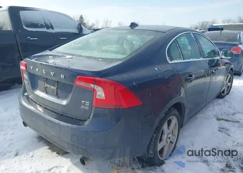 2013 Volvo S60 T5/T5 Platinum/T5 Premier/T5 Premier Plus z USA, uszkodzony, nr VIN YV1612FHXD2173643